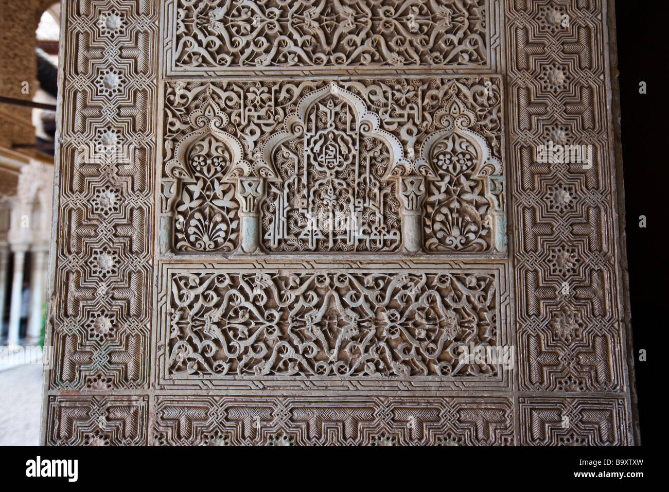 Arabisch-Detail in der Patio de Los Leones im Palast der Alhambra in Granada Spanien Stockfoto