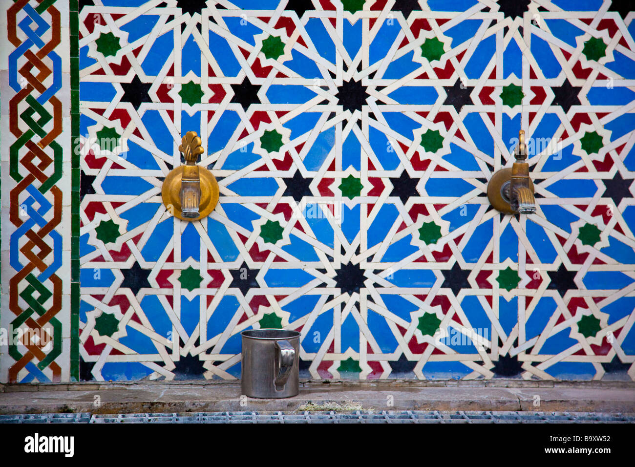 Islamische Muster Wasserhähne im Inneren der großen Moschee in Granada Spanien Stockfoto