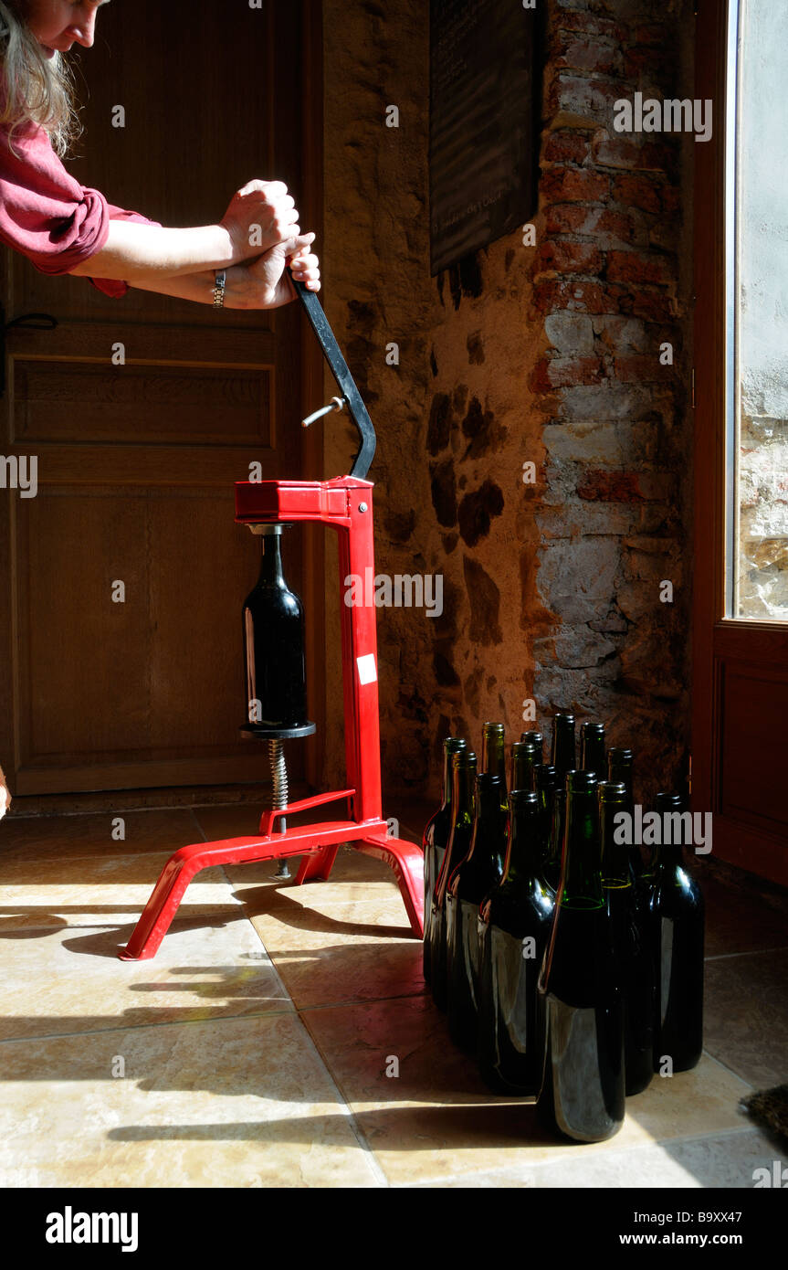Weinflaschen Abfüllkorken Verkorken Flasche Stockfotos und -bilder Kaufen -  Alamy
