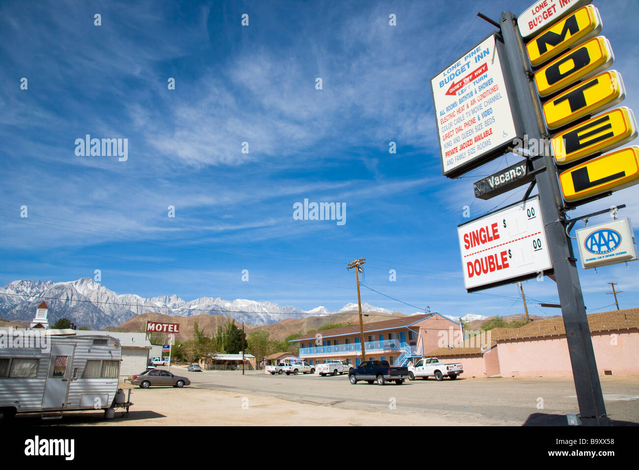 Motel und Mount Whitney Bergkette Lone Pine Calilfornia USA Stockfoto