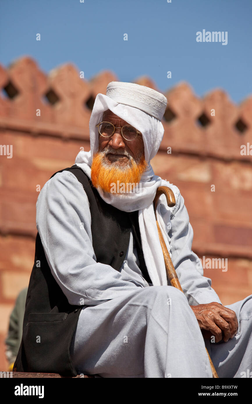 Indischen muslimischen Mann vor der betreffenden Freitagsmoschee Jama Masjid in Fatehpur Sikri in Uttar Pradesh, Indien Stockfoto