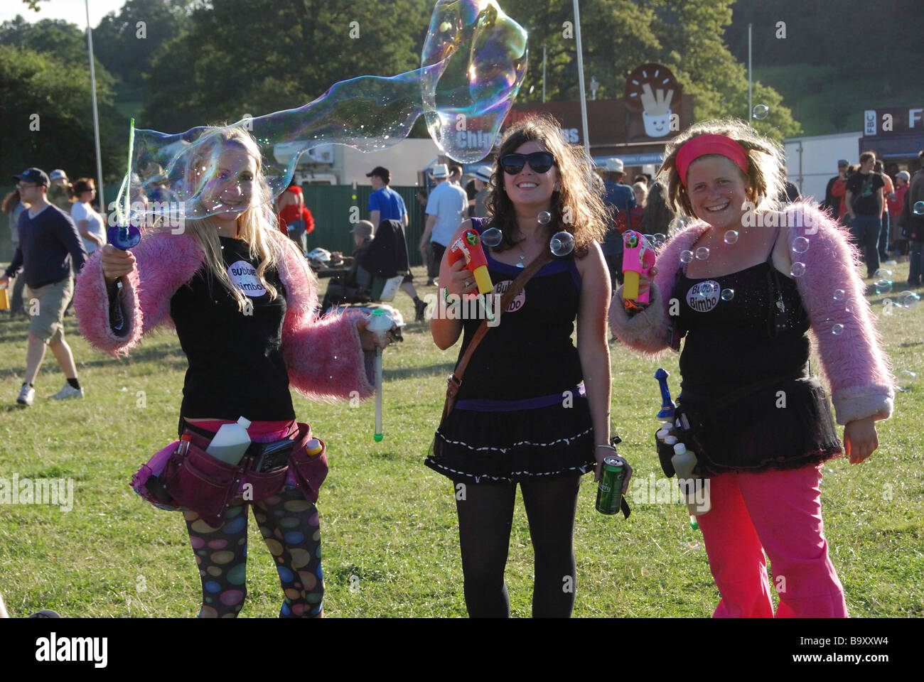 Drei Mädchen und riesige Blase beim Big Chill Music Festival Stockfoto
