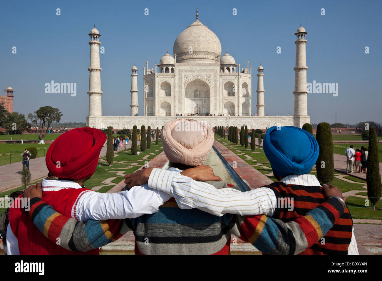 Drei indische Sikh-Männer im Taj Mahal in Agra Indien Stockfoto
