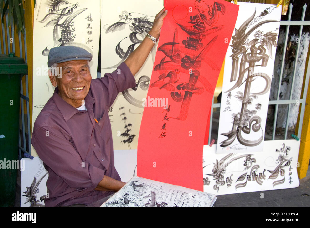 Vietnamesischen Mannes Zeichnung chinesische Schriftzeichen für Glück im Giac Lam Pagode buddhistischen Tempel in Ho-Chi-Minh-Stadt-Vietnam Stockfoto