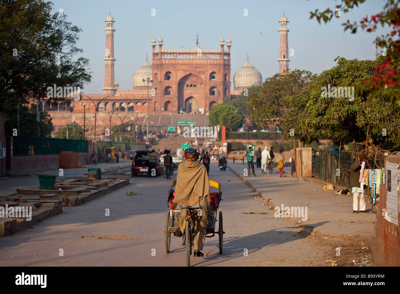 Zyklus-Rikscha-Fahrer am Freitagsmoschee oder Jama Masjid in Delhi Indien Stockfoto