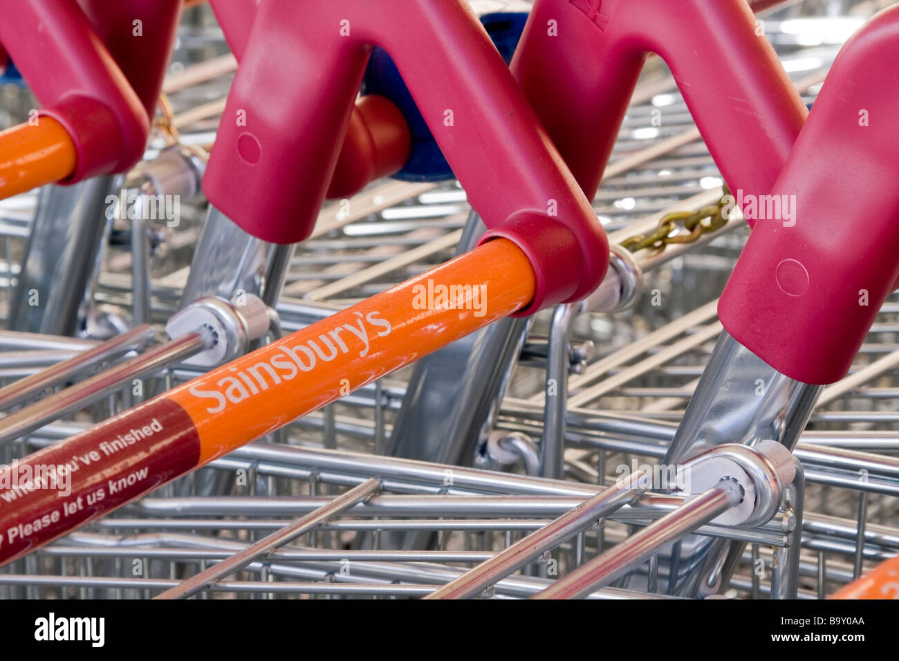 Eine Reihe von Sainsbury Supermarkt trolleys Stockfoto