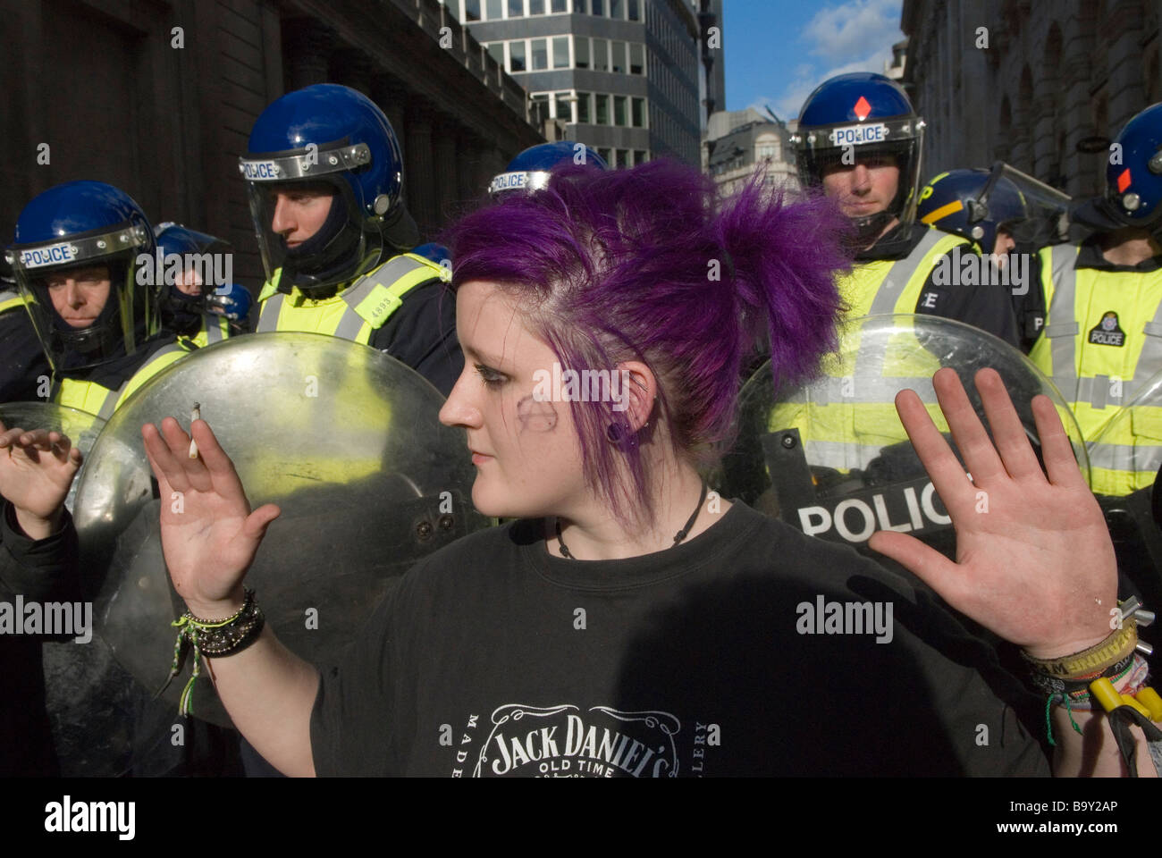 G20-Protest. 2009 Kreditklemme Stoppen der Stadt März und Demonstration gegen den Kapitalismus. Junge punk Frau anarchistischen 2000 s UK HOMER SYKES Stockfoto