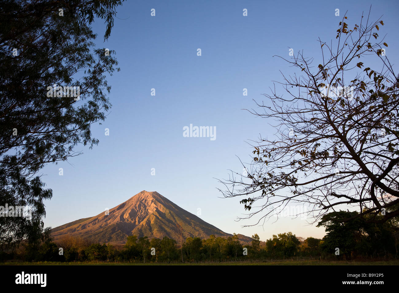 Volcán Concepción einer der beiden Vulkane der Insel Ometepe im Nicaragua-See oder Cocibolca bilden. Stockfoto