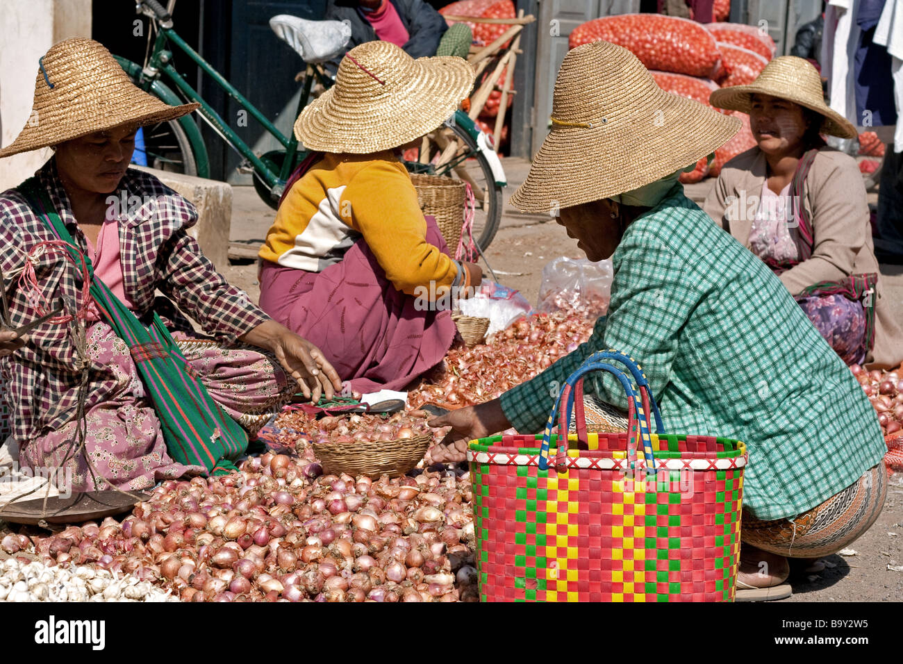 Lokalen Bamar Menschen Einkaufen bei Aungban am Markttag, Shan State in Myanmar (Burma) Stockfoto