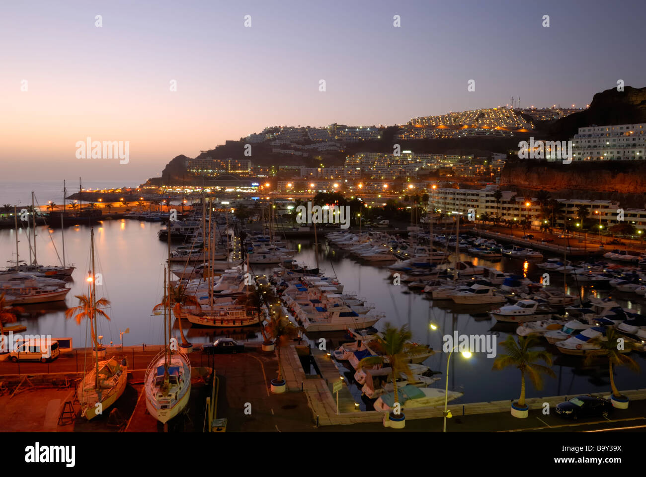 Einen schönen Abend Blick über die kleine Küstenstadt Puerto Rico. Puerto Rico, Gran Canaria, Kanarische Inseln, Spanien, Europa. Stockfoto