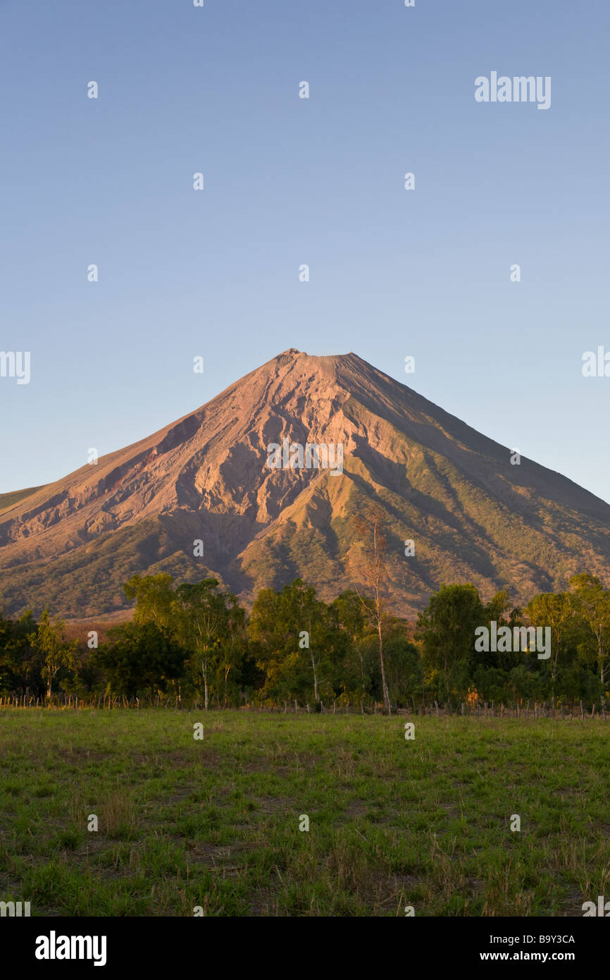 Volcán Concepción einer der beiden Vulkane der Insel Ometepe im Nicaragua-See oder Cocibolca bilden. Stockfoto