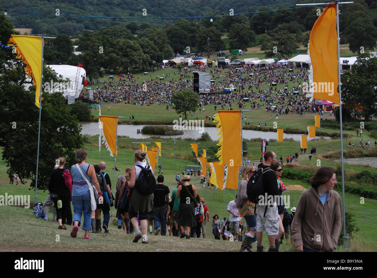 Big Chill Musik & Kunstfestival Hauptarena von Hügel Fahnen der Strecke viele Leute Stockfoto