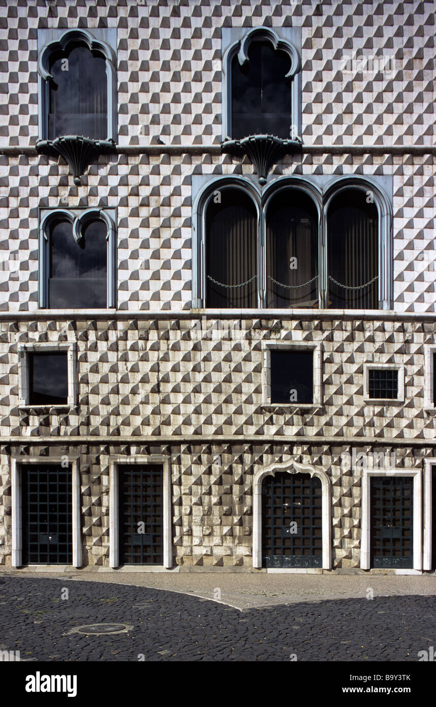 Fenster & Tür Muster des mittelalterlichen Casa Dos Bicos (c16th) oder der Hauspunkte, Alfama, Lissabon, Portugal Stockfoto