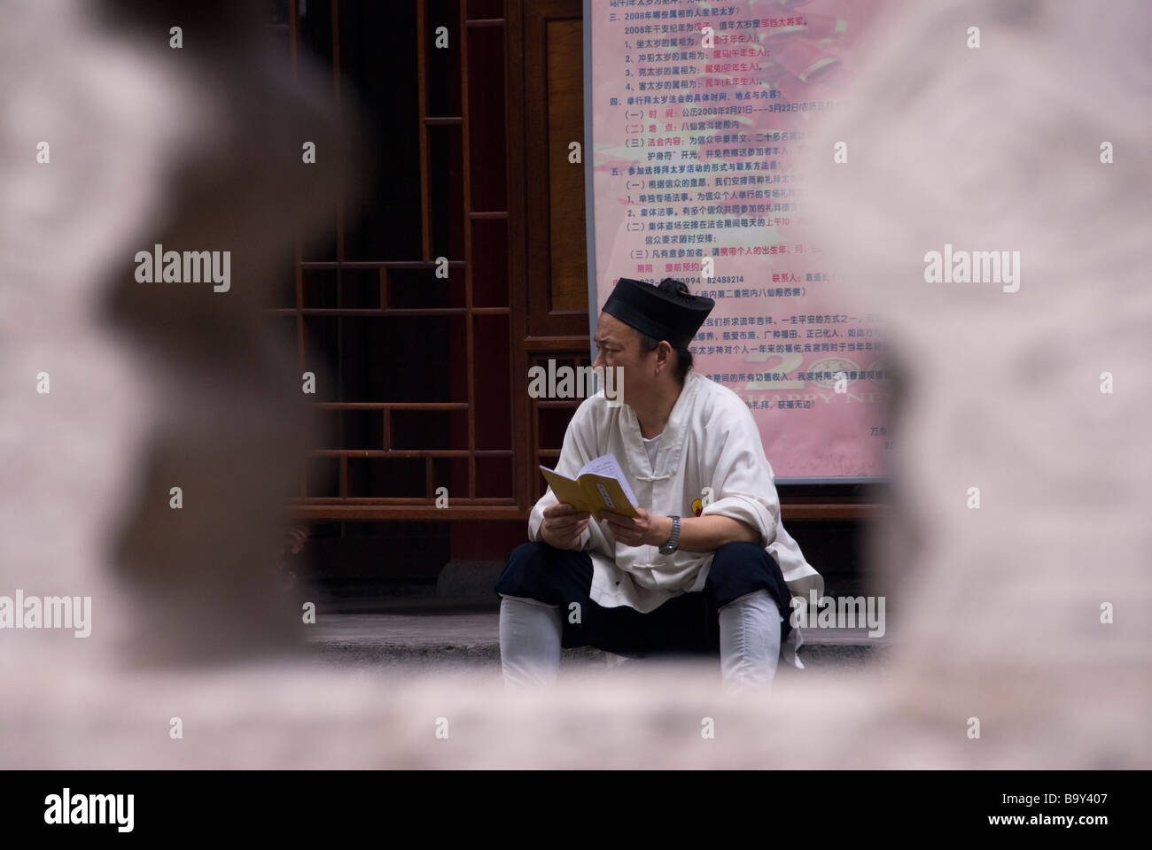 Taoistischen Mönch im Tempel der acht unsterblichen von Xi ' an, Provinz Shaanxi, China zu lesen. Stockfoto