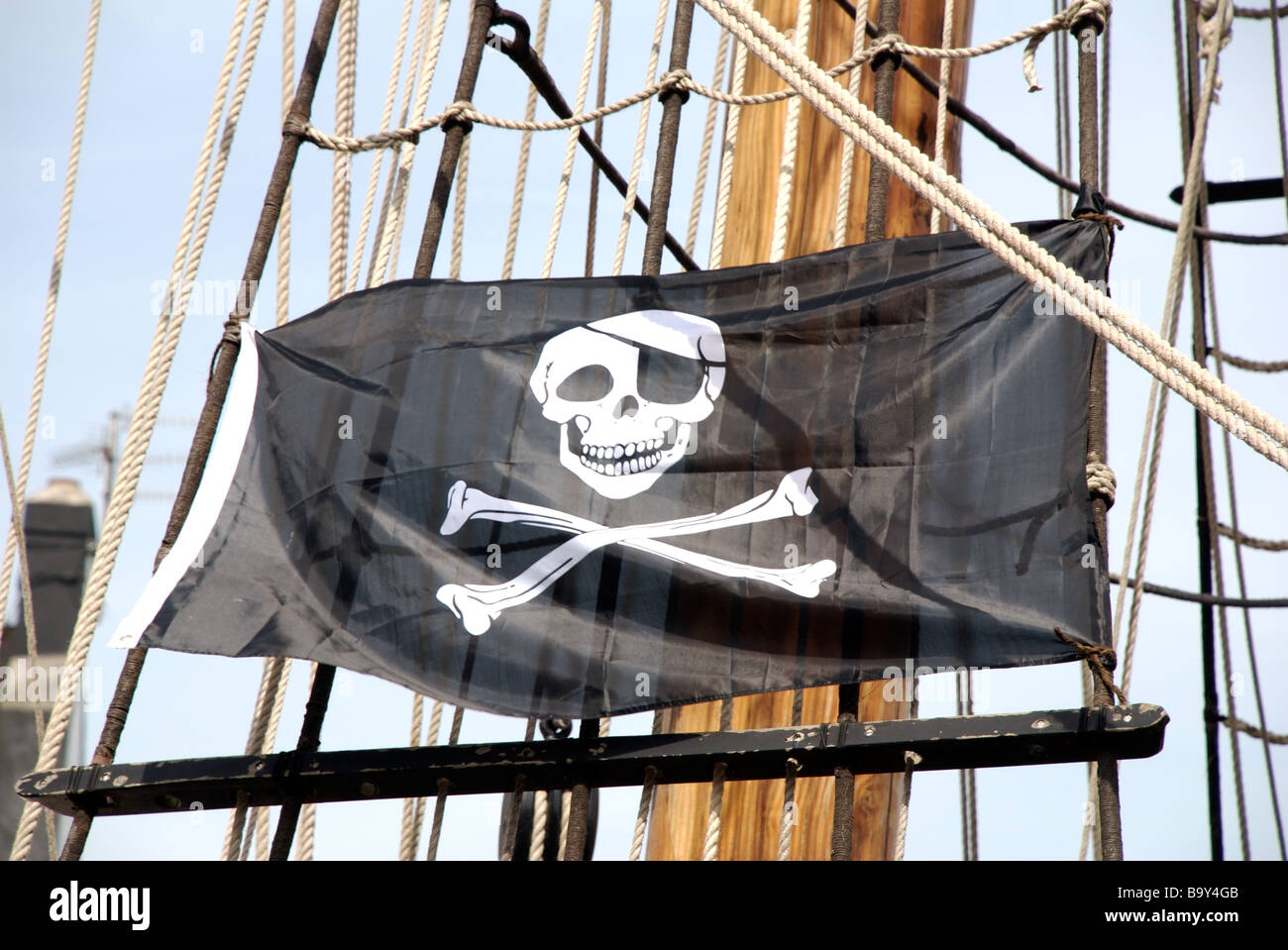 Totenkopf Piratenflagge auf Großsegler, Plymouth, Devon, UK Stockfoto