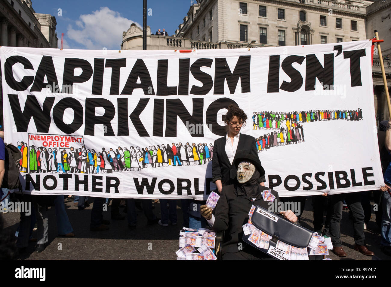 Kapitalismus ist nicht Arbeit Banner. Demonstranten bei der Bank of England protestieren auf dem G20-Gipfel in London. 1. April 2009 Stockfoto