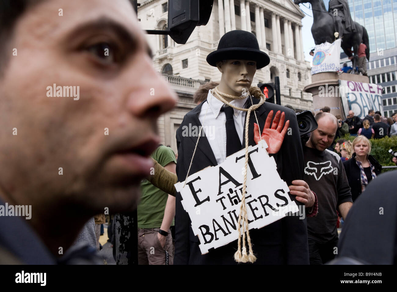 Manequin der Banker mit einem Seil um den Hals mit Schild "Eat The Bankers'at der Londoner City Demo zeitgleich mit G20-Gipfel Stockfoto