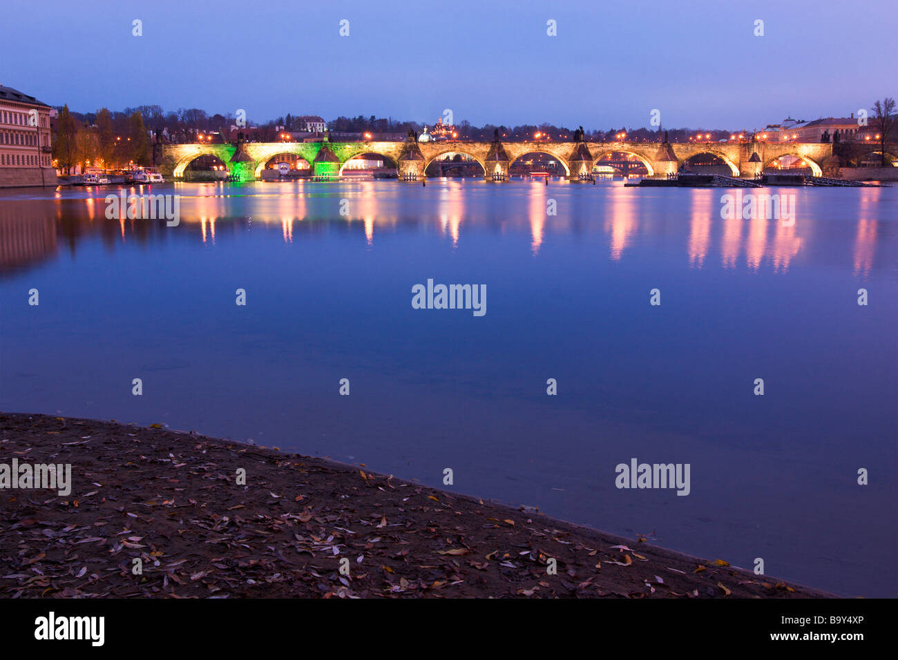 Nachtansicht der Karlsbrücke und Vltava (Moldau) auf dem Sunset, Prag, Tschechische Republik. Stockfoto