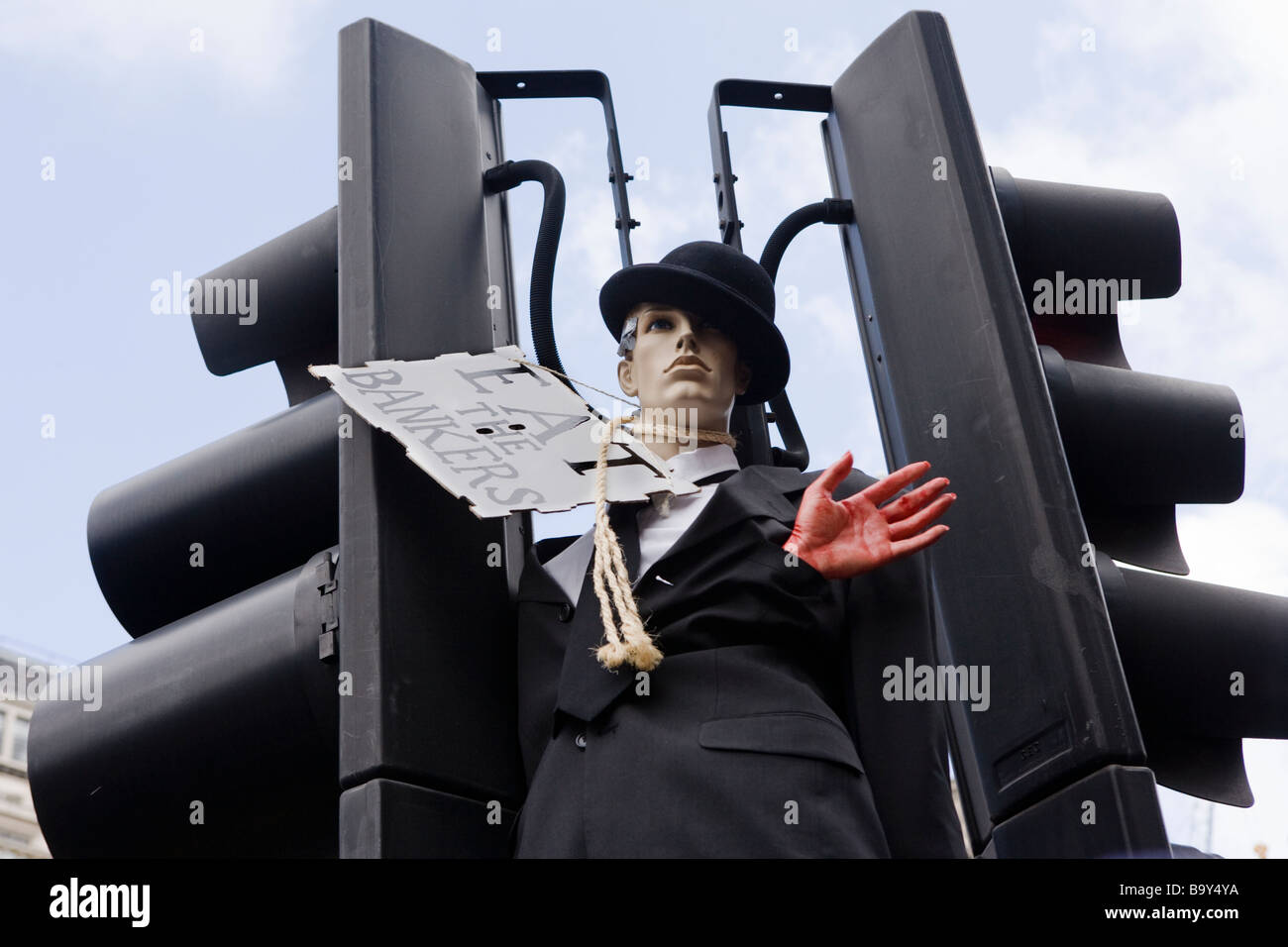 Manequin der Banker mit einem Seil um seinen Hals und Plakat "Eat The Banker" in der Londoner City Demo zeitgleich mit G20-Gipfel Stockfoto