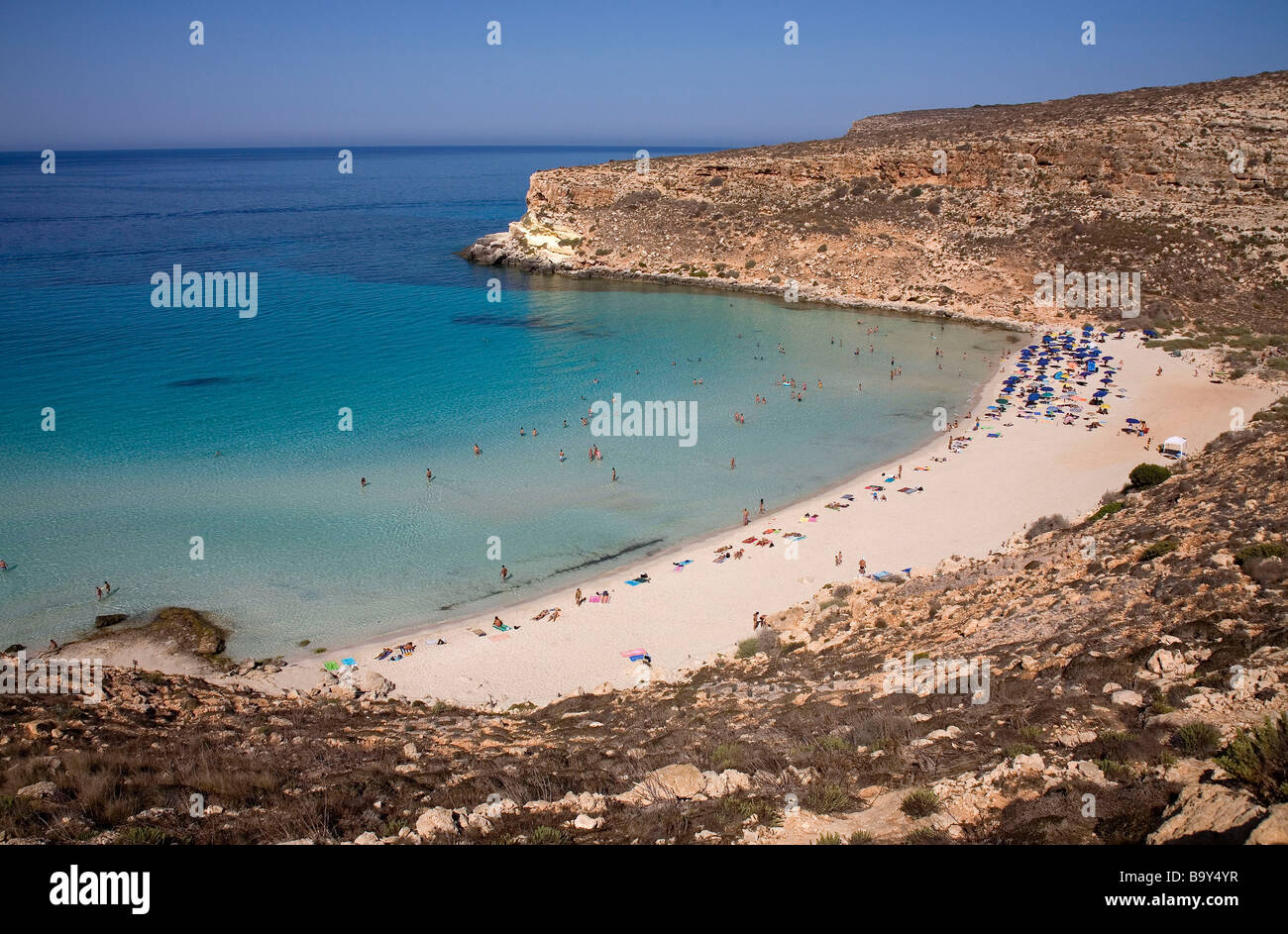 Blick auf Spiaggia dei Conigli in Lampedusa, Sizilien, Italien. Weißer Sandstrand und Meer, Touristen schwimmen in kristallklarem Wasser während der Sommerferien Stockfoto