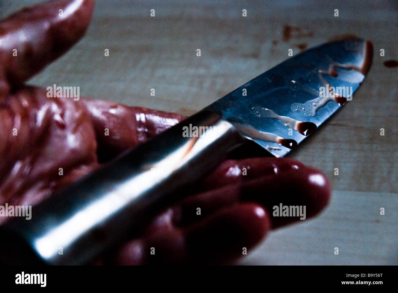 Eine blutige finstere Szene eine Hand und ein Messer auf dem Boden. Stockfoto