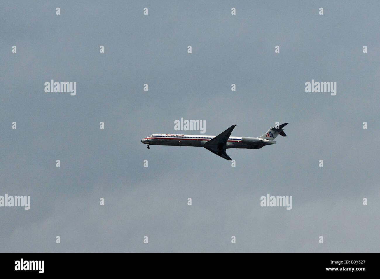 American Airlines MD 83 mit ausgefahrenem Fahrwerk auf Land in Louisville Kentucky wird vorbereitet Stockfoto