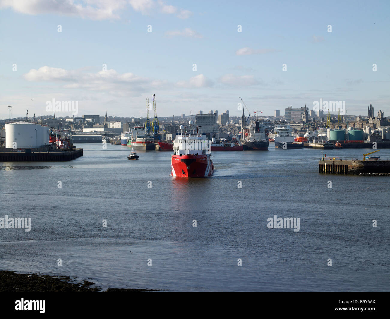 Nordsee-Unterstützung Schiff verlässt Aberdeen Harbour, Nord-Ost-Schottland Stockfoto