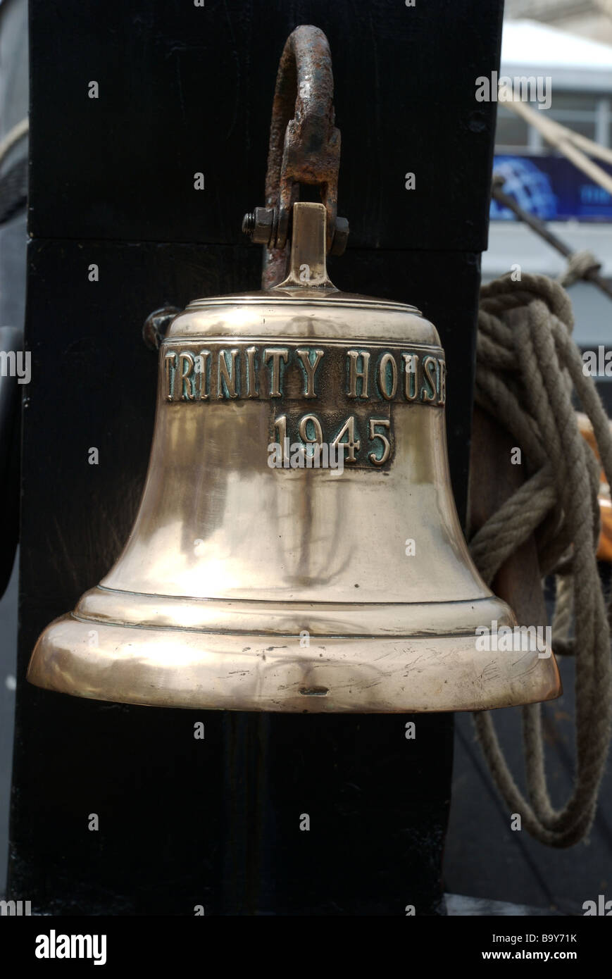 Trinity House 1945 bell an Bord der Earl of Pembroke Großsegler, Plymouth, Devon, UK Stockfoto