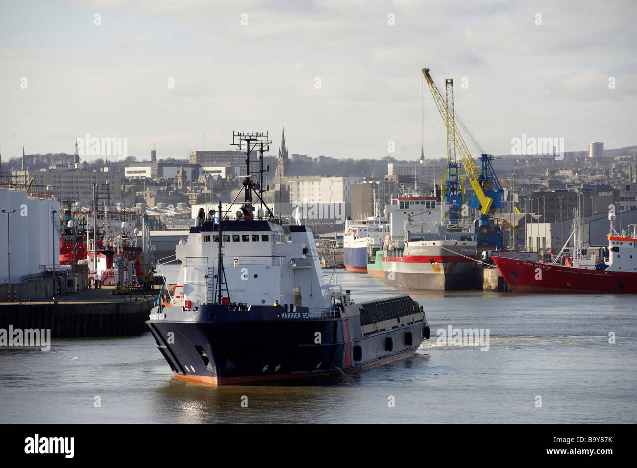 North Sea Oil Unterstützung Schiff verlässt Aberdeen Harbour, Nord-Ost-Schottland Stockfoto