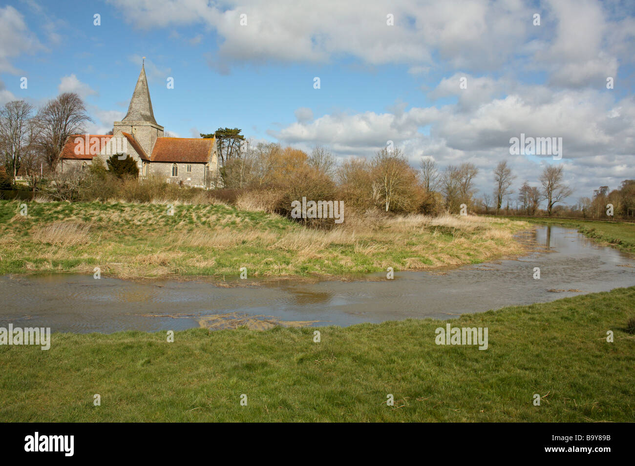14. Jahrhundert Dorf Kirche, Touristenort, Sussex, England, bekannt als die Kathedrale der Downs Stockfoto