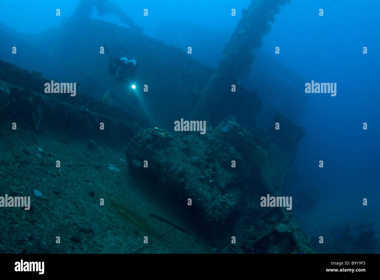 Ein Taucher sein Licht auf einem japanischen Typ 97 leichten Panzer die ruht auf dem Deck der Nippo-Maru Stockfoto