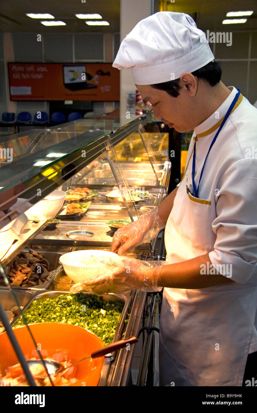 Chef bei Pho vietnamesische Reisnudelsuppe Tan Son Nhat International Airport dient Ho Chi Minh City, Vietnam Stockfoto