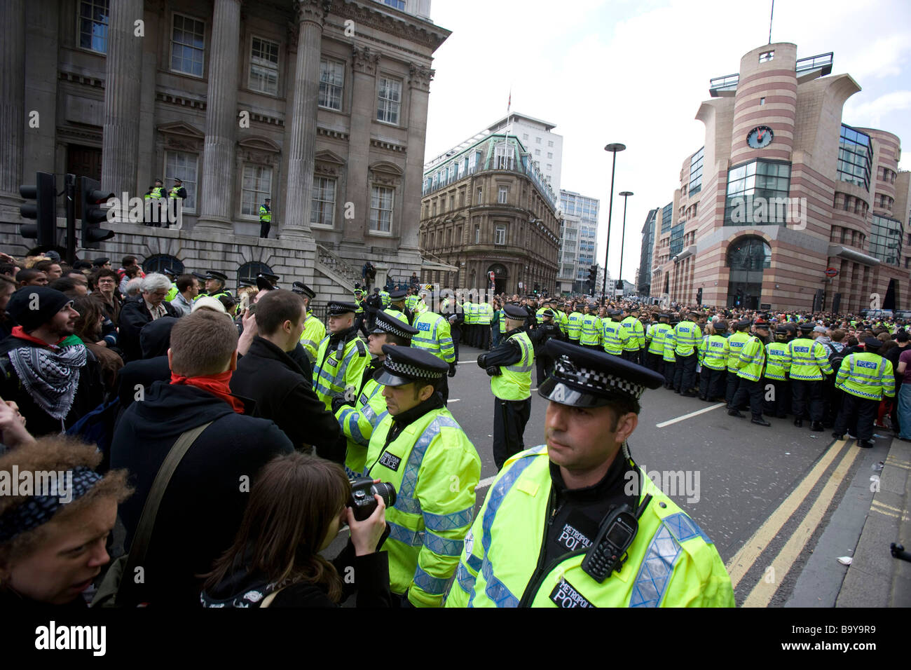 PolizeiEinsatz die Methode der "Kettling" zu die Masse zu