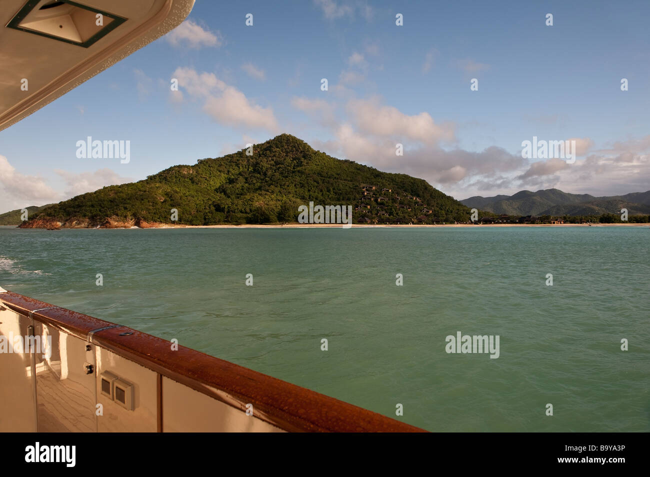 Blick vom Deck der Superyacht 'Großen Aron' Hermitage Bay Hotel an Land Stockfoto