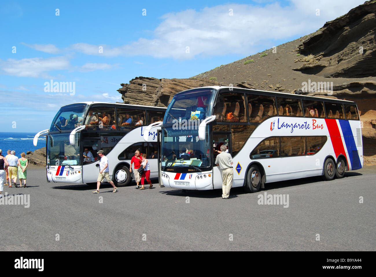 Tour-Busse im Parkhaus, El Golfo, Lanzarote, Kanarische Inseln, Spanien Stockfoto