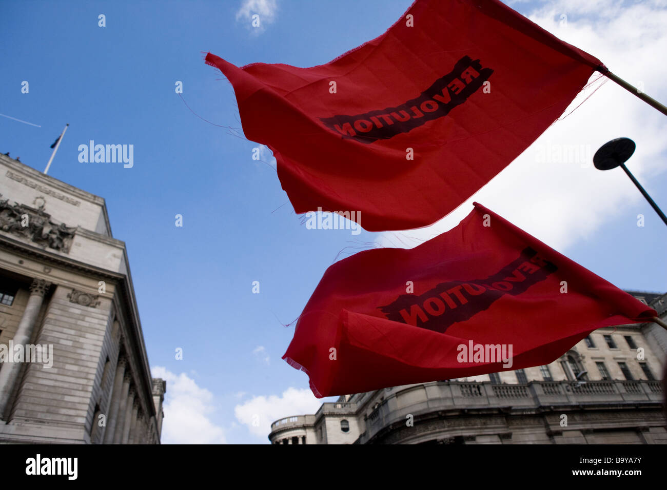 Anarchistische Fahnen fliegen vor der Bank des England.Demonstrators bei der Bank of England protestieren auf dem G20-Gipfel in London. Stockfoto
