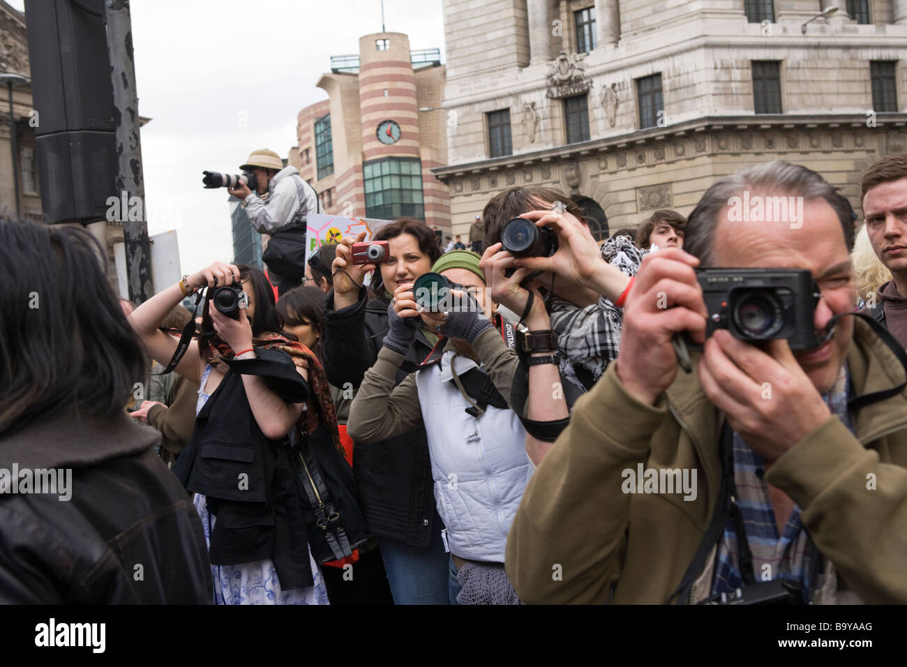 Fotografen bei der finanziellen Fools Demo in der City of London. Stockfoto