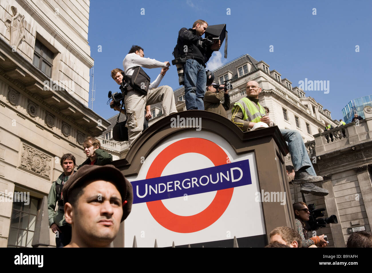 Fotograf überträgt Bilder aus seinem Laptop Stand über dem Eingang der Bank Station, während der Londoner City Demo auf G20-Gipfel Stockfoto