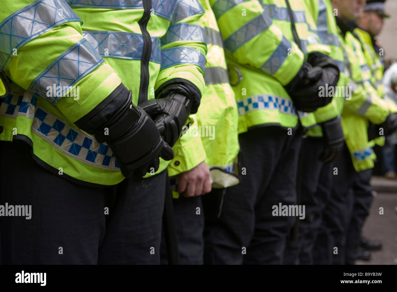 Polizeiabsperrung bei antikapitalistischen Protest gegen G20-Gipfel in London, 1. April 2009 Stockfoto