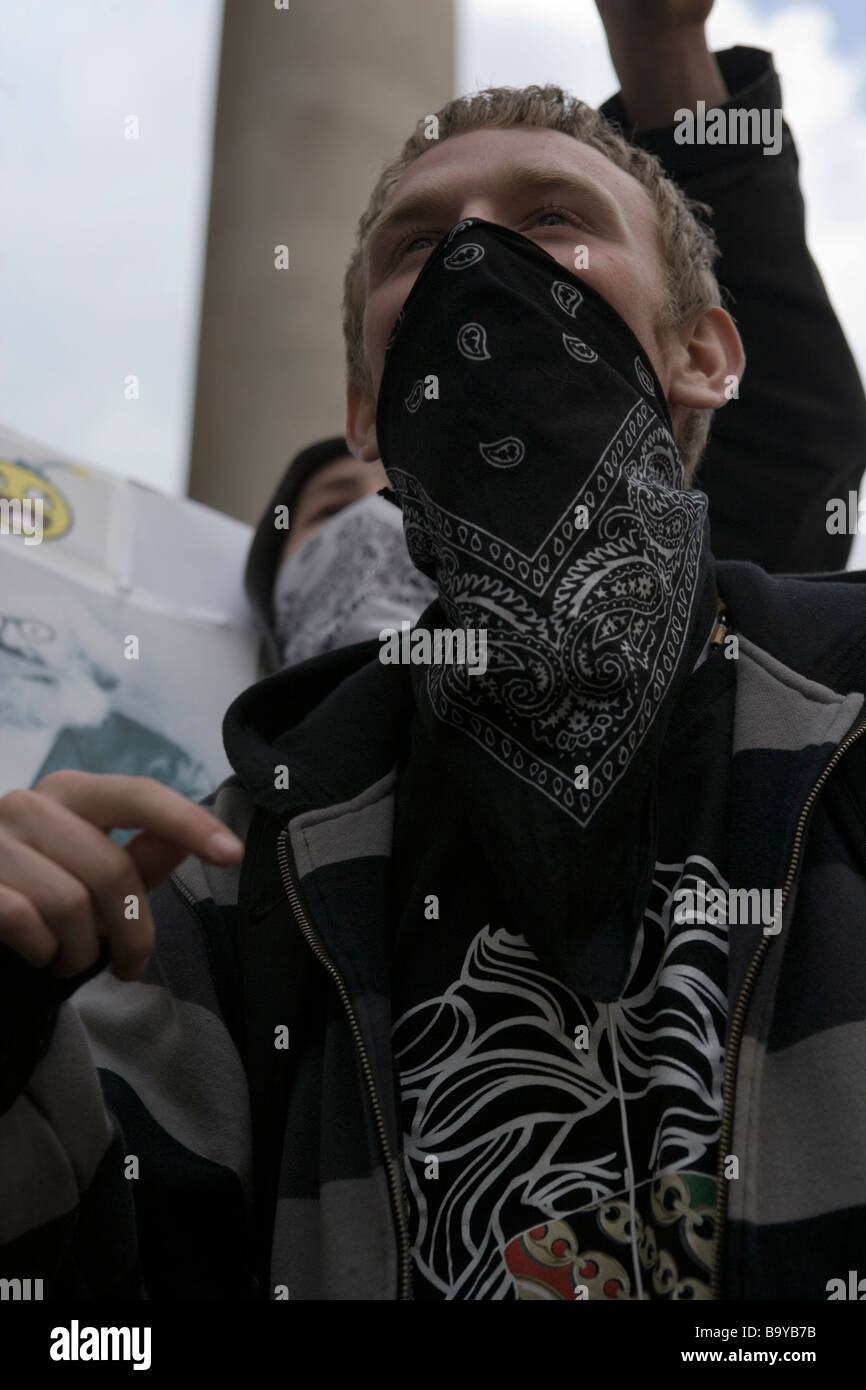 Antikapitalistische Jugendliche in Masken protestieren gegen G20-Gipfel in London, 1. April 2009 Stockfoto