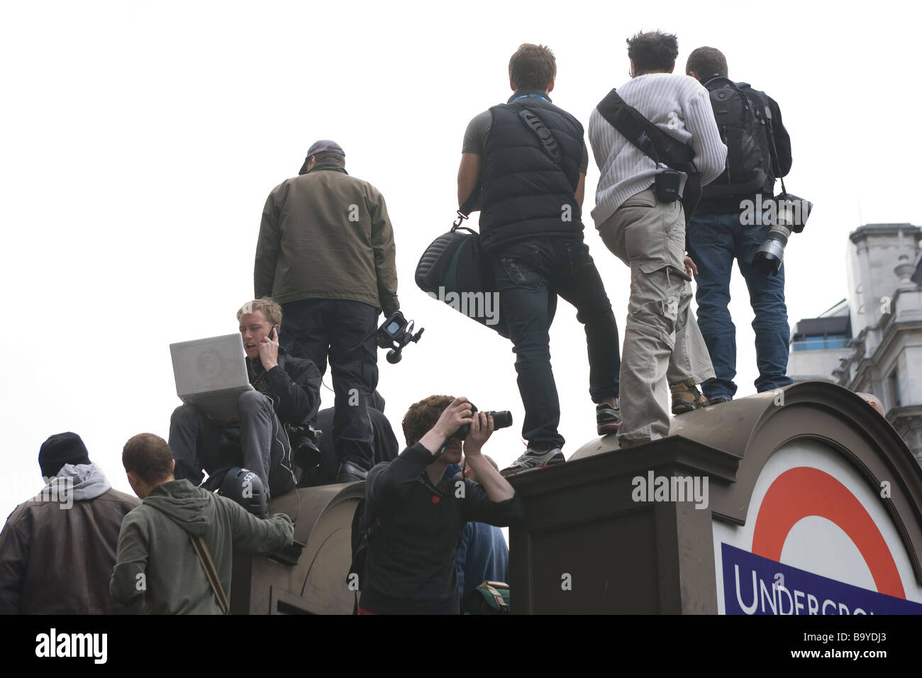 Eine Gruppe von Reportern, die gerade einer Anti Kapitalismus Protest One nutzt eine Laptop senden Sie ein Bild an seiner Nachrichtenagentur Stockfoto