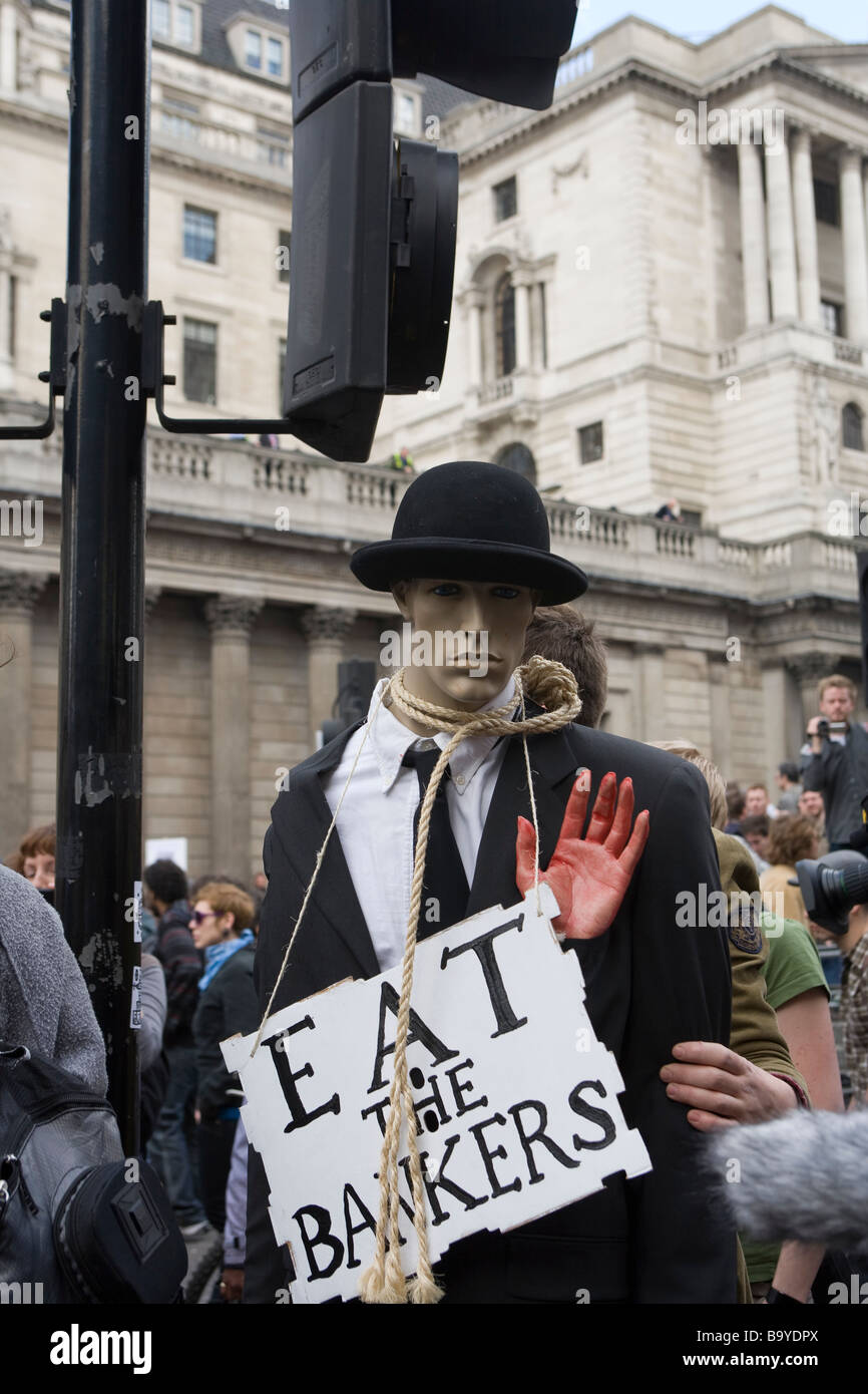 Anarchist Demonstranten Inszenierung ein mock hÃ ¤ ngen des Dummy gekleidet als Bankkaufmann bei anti-Kapitalismus-Proteste in der Stadt Stockfoto