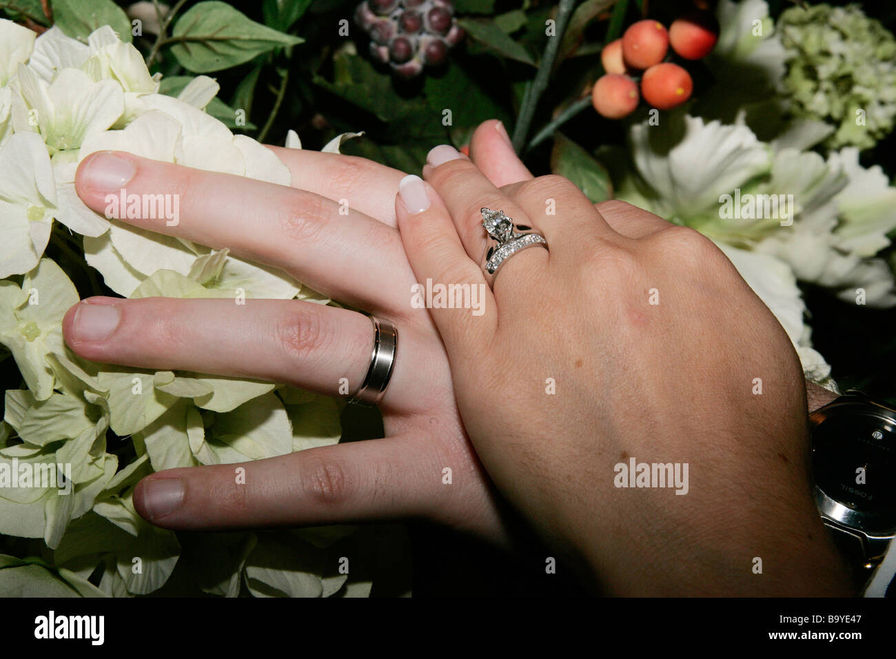 Ein Paare Hande Zeigen Ihre Eheringe Stockfotografie Alamy