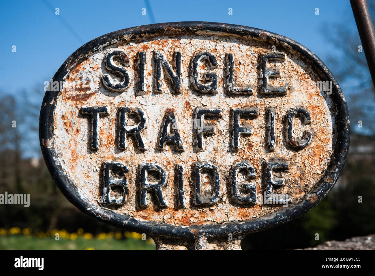 Single-Verkehr Brücke Zeichen Stockfoto
