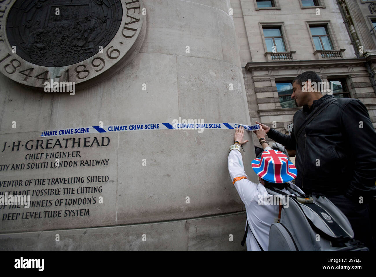 Ein Klima-Wandel-Demonstrant klebt Klebeband auf eine Statue in der Nähe der Bank of England Stockfoto