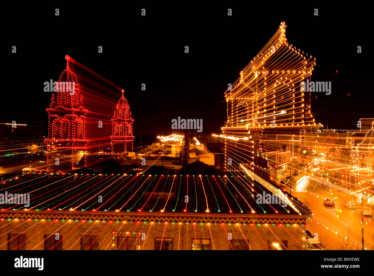 Langzeitbelichtung bei Nacht von Weihnachten Lichter auf der Country Club Plaza, Kansas City, Missouri Stockfoto