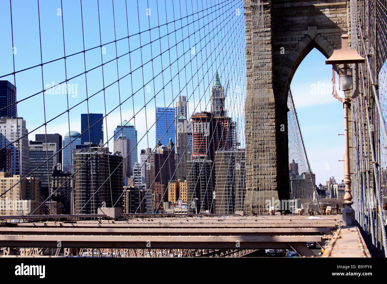 Blick durch die Tragseile der Brooklyn Bridge in Richtung untere Manhattan, New York City, USA Stockfoto