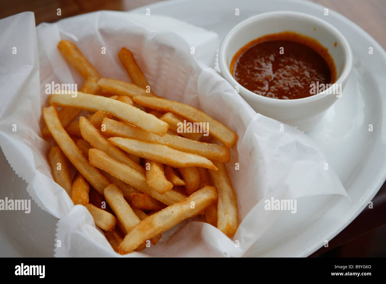 Chips curry Soße indische Vorspeise Stockfoto