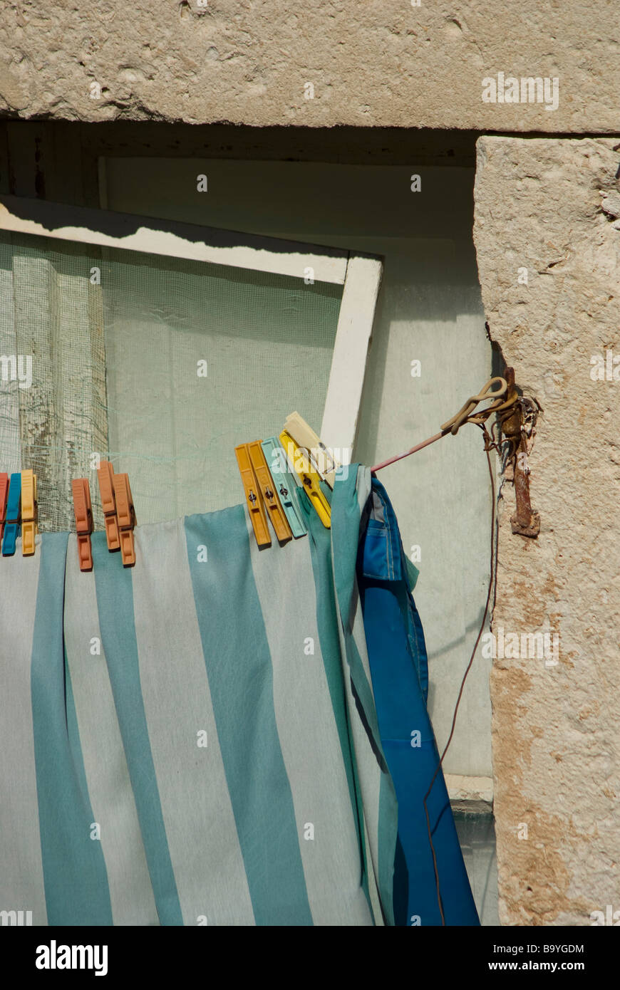 Heringe halten einen Vorhang in der alten Stadt Dubrovnik, Kroatien Stockfoto