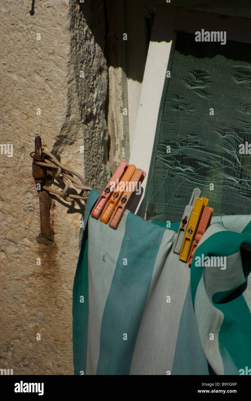 Heringe halten einen behelfsmäßigen Vorhang in der alten Stadt Dubrovnik, Kroatien Stockfoto